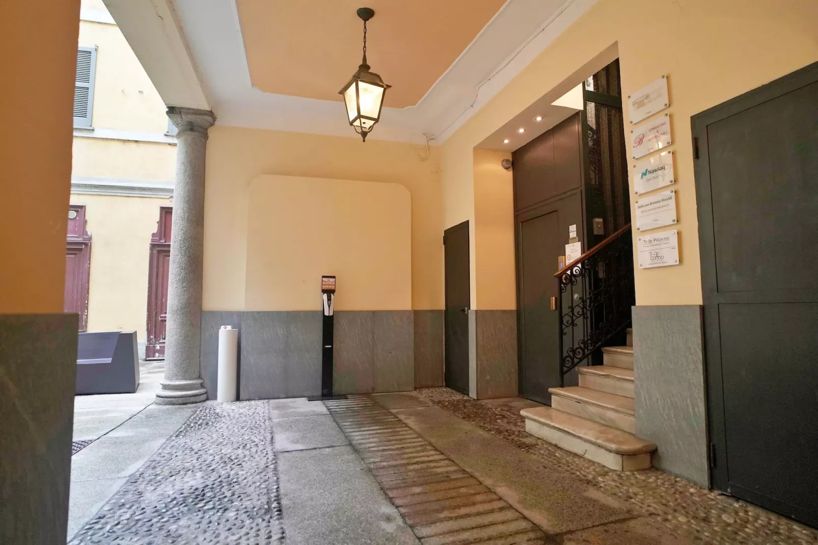 CENTRO Corso Venezia - Chic & Quiet Apartment in M-Image-tags.