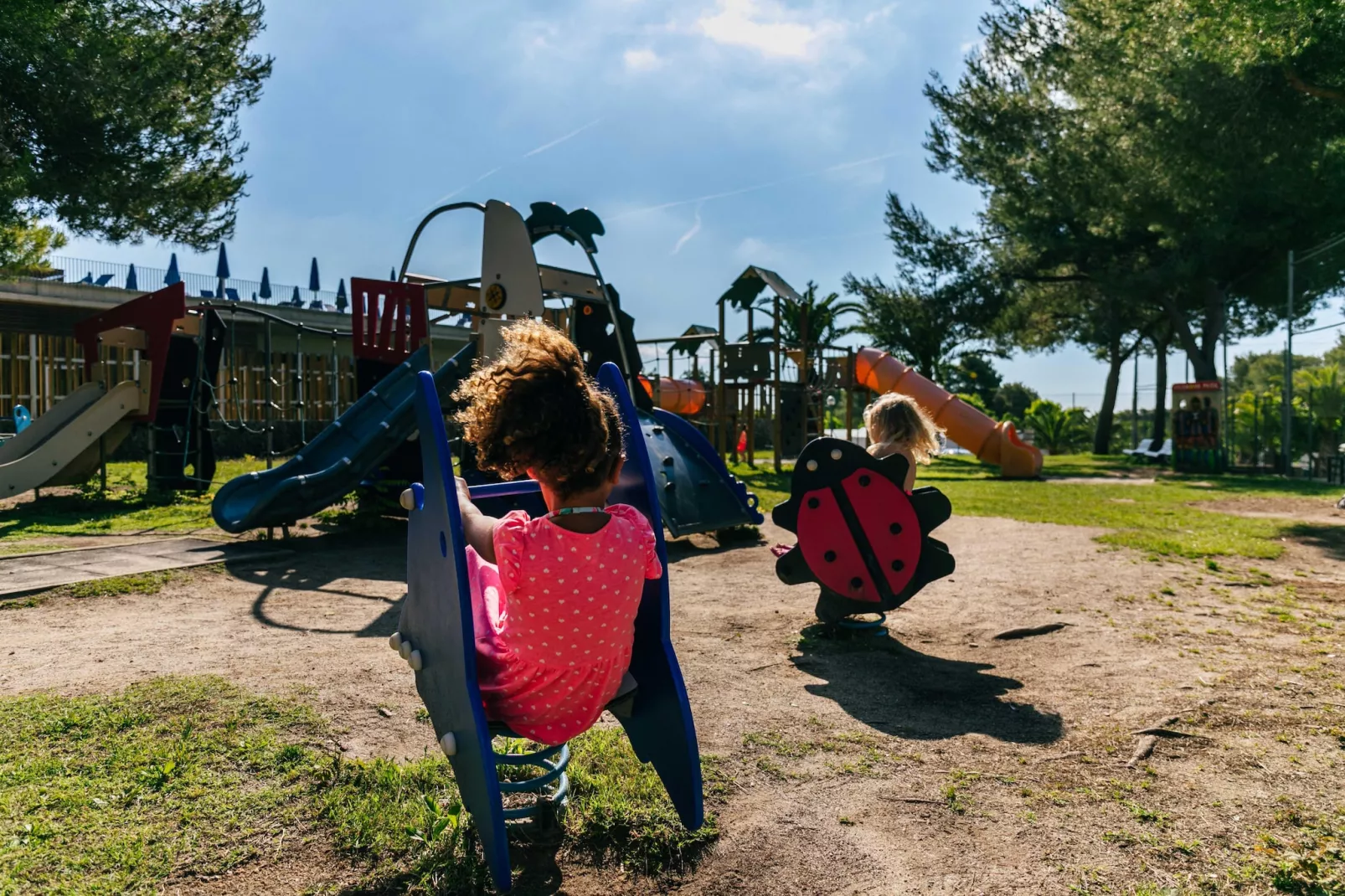 Vilanova Park Bungalow S800-Tuinen zomer