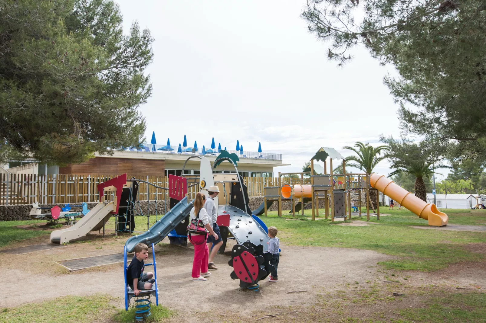 Vilanova Park Bungalow S800-Tuinen zomer