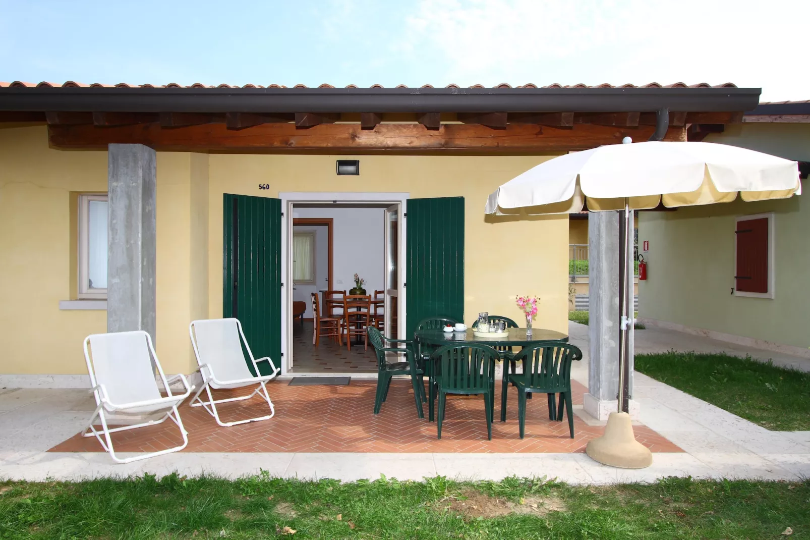 Holiday resort Piani di Clodia Lazise-Bungalow Trilo Valpolicella-Buitenkant zomer