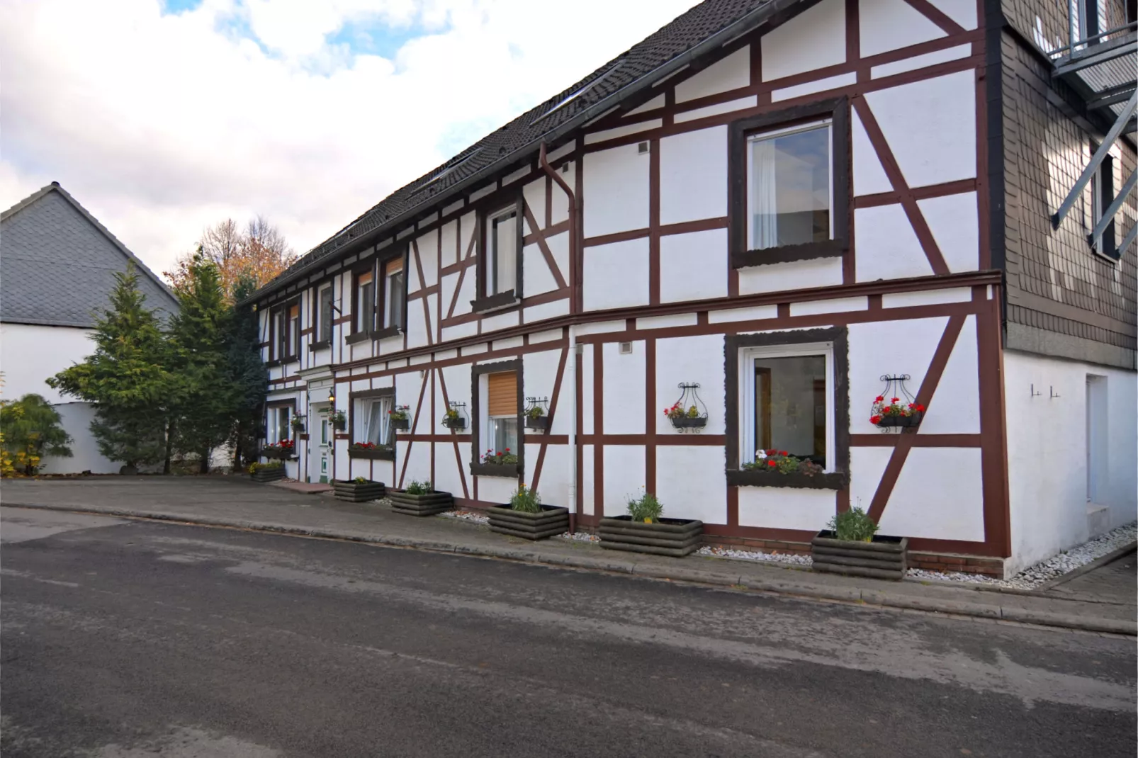 Gruppenhaus am Bach-Buitenkant zomer