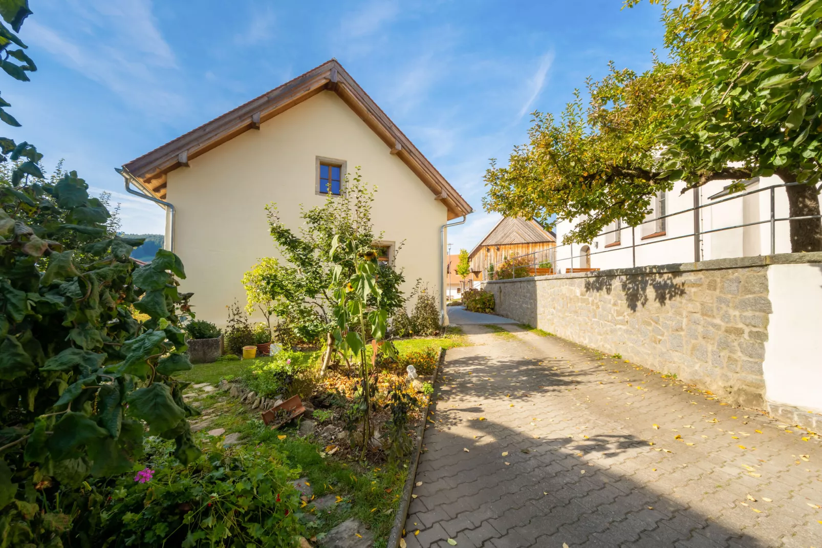 Historisches Mesnerhaus-Tuinen zomer