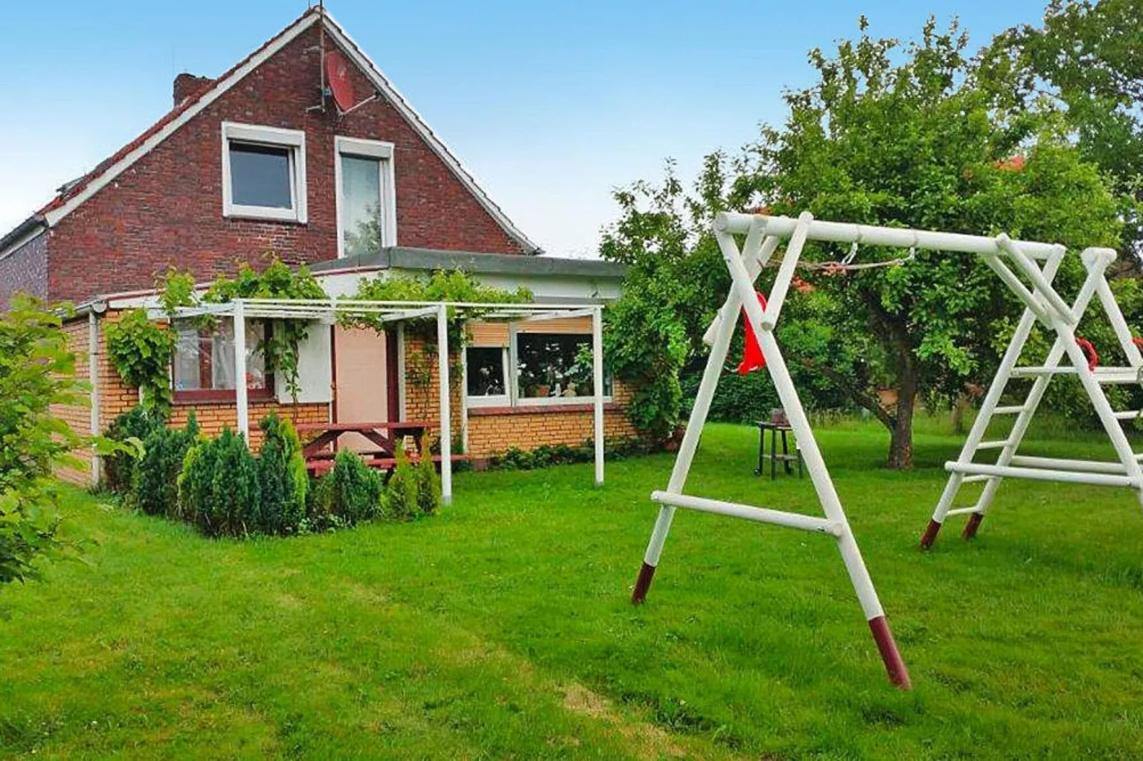 Ferienhaus mit großem Grundstück in Friederikensiel-Tuinen zomer