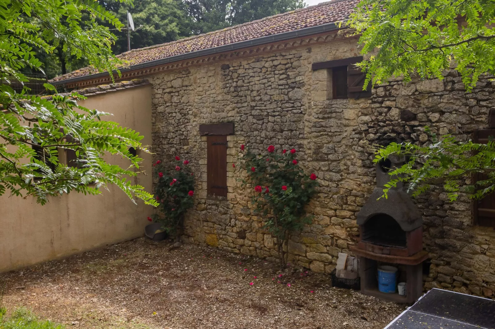 Maison de vacances Besse Le Moulinal Bas-Buitenkant zomer