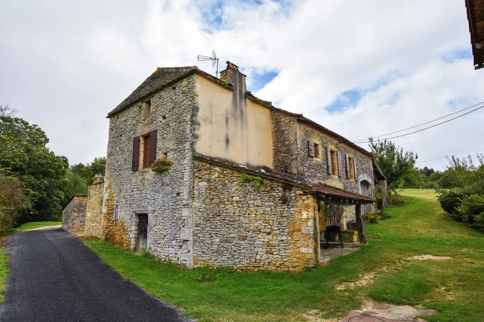 Maison typique périgourdine-Buitenkant zomer