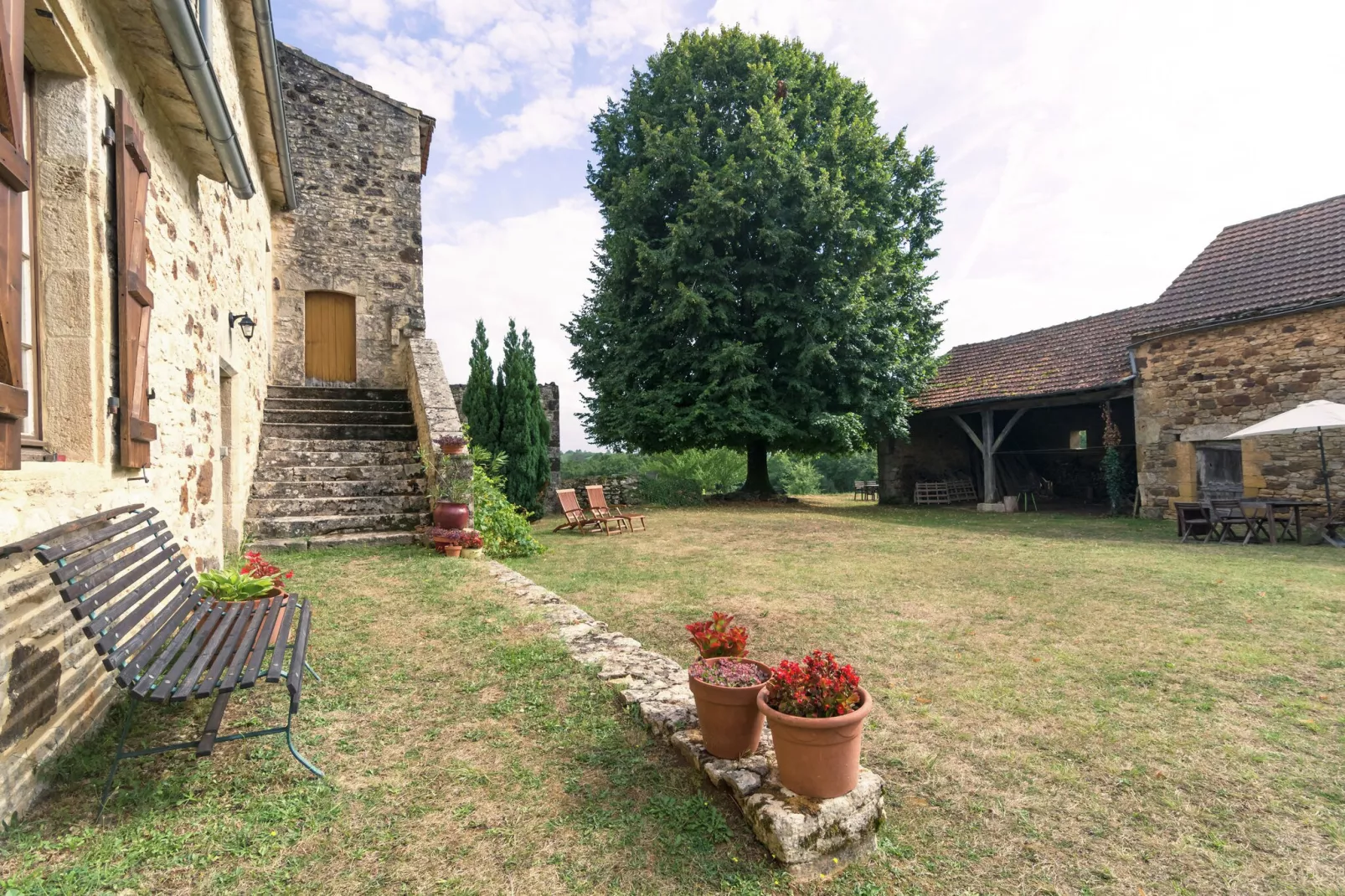 Maison de vacances Montcléra 4 pers-Tuinen zomer