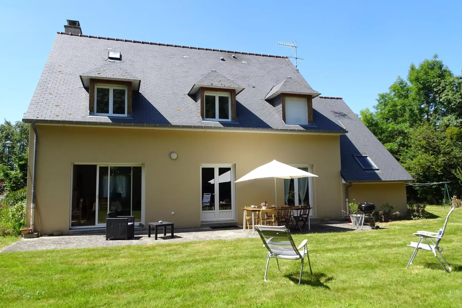 Holiday home in Dragey Ronthon-Buitenkant zomer