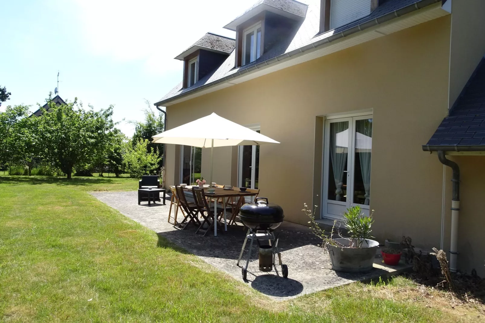 Holiday home in Dragey Ronthon-Terrasbalkon