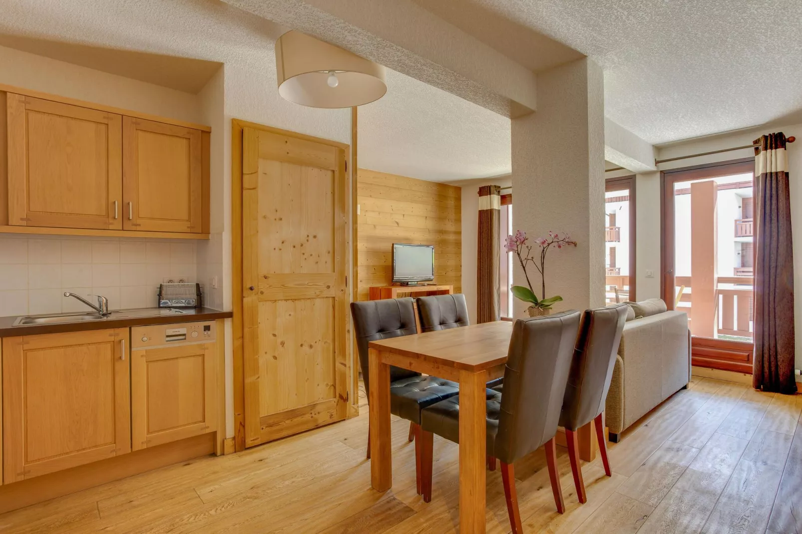 Modern appartement gelegen in authentiek Savoyaards bergdorp-Woonkamer