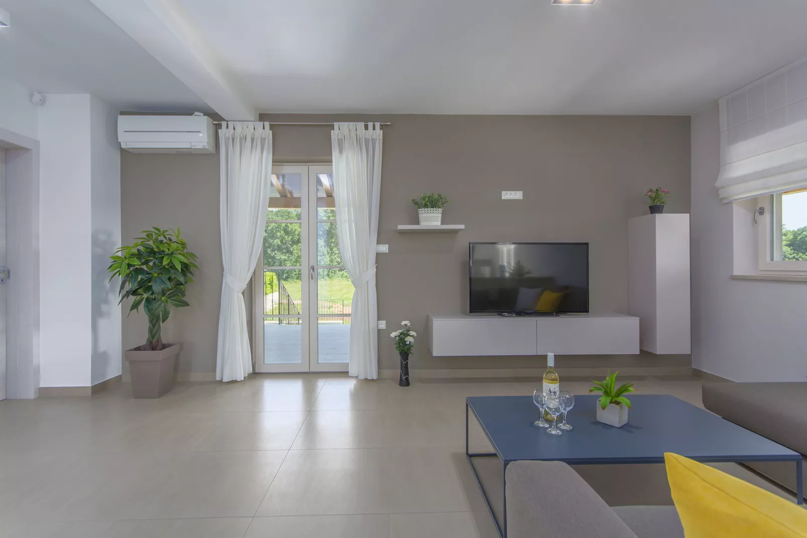 Villa Kiara with private pool-Woonkamer