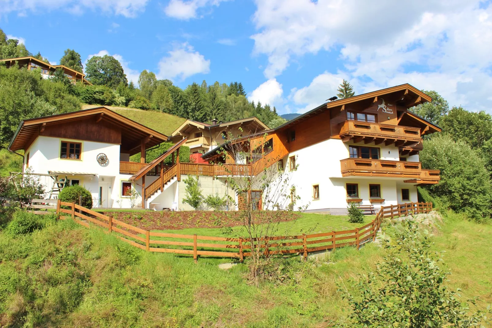 Mooi chalet in Saalbach-Hinterglemm op zonnige helling-Buitenkant zomer