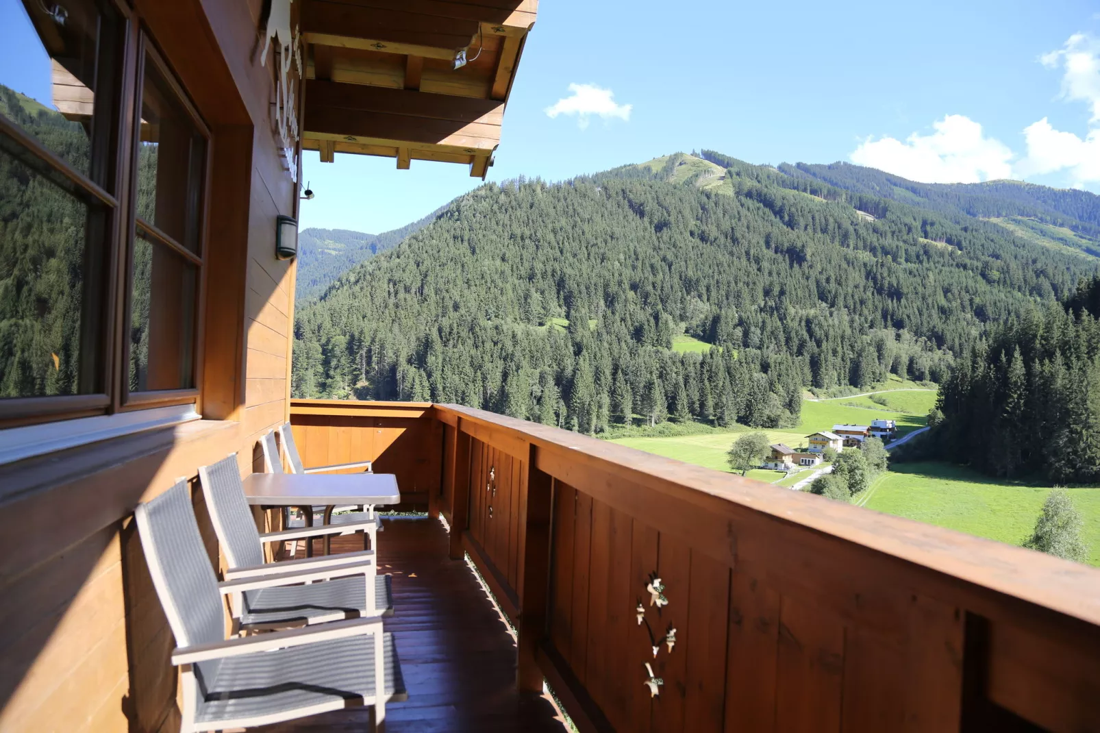 Stijlvol appartement in Salzburgerland met zonnig balkon-Terrasbalkon