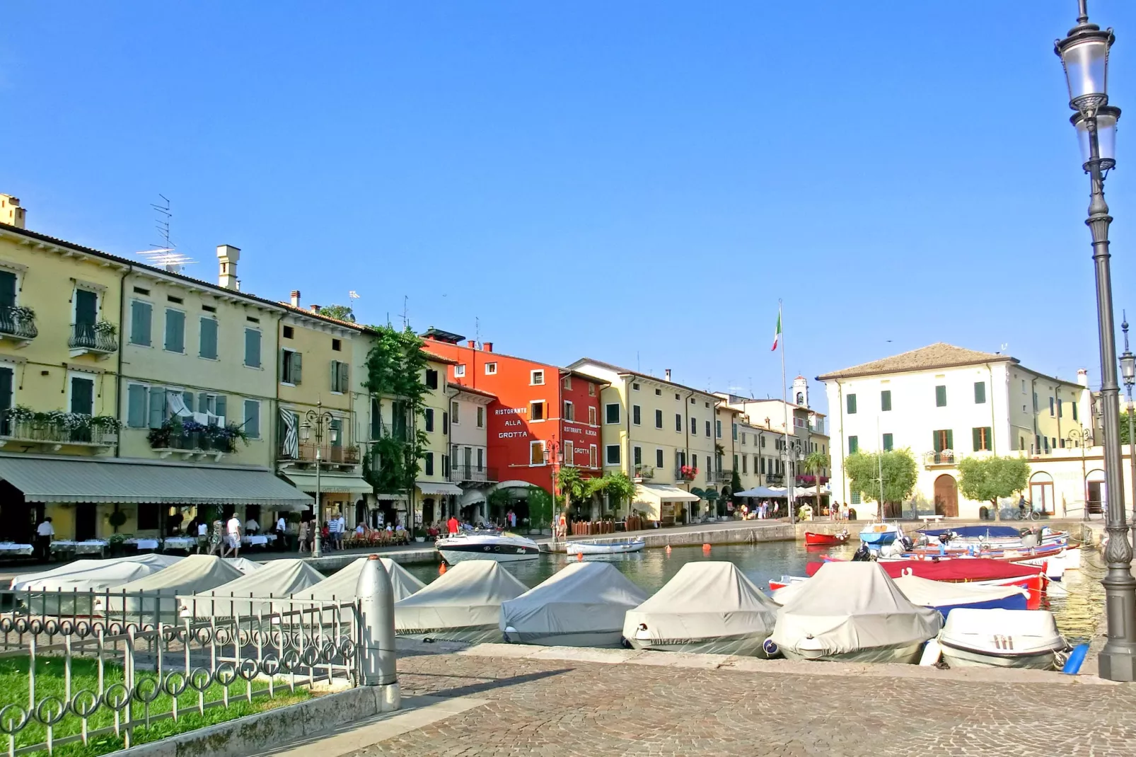 In Lazise, moderne woningen, leuk en kleurig ingericht.-Gebieden zomer 1km