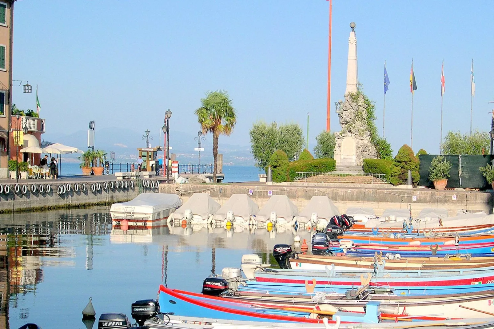 In Lazise, moderne woningen, leuk en kleurig ingericht.-Gebieden zomer 1km