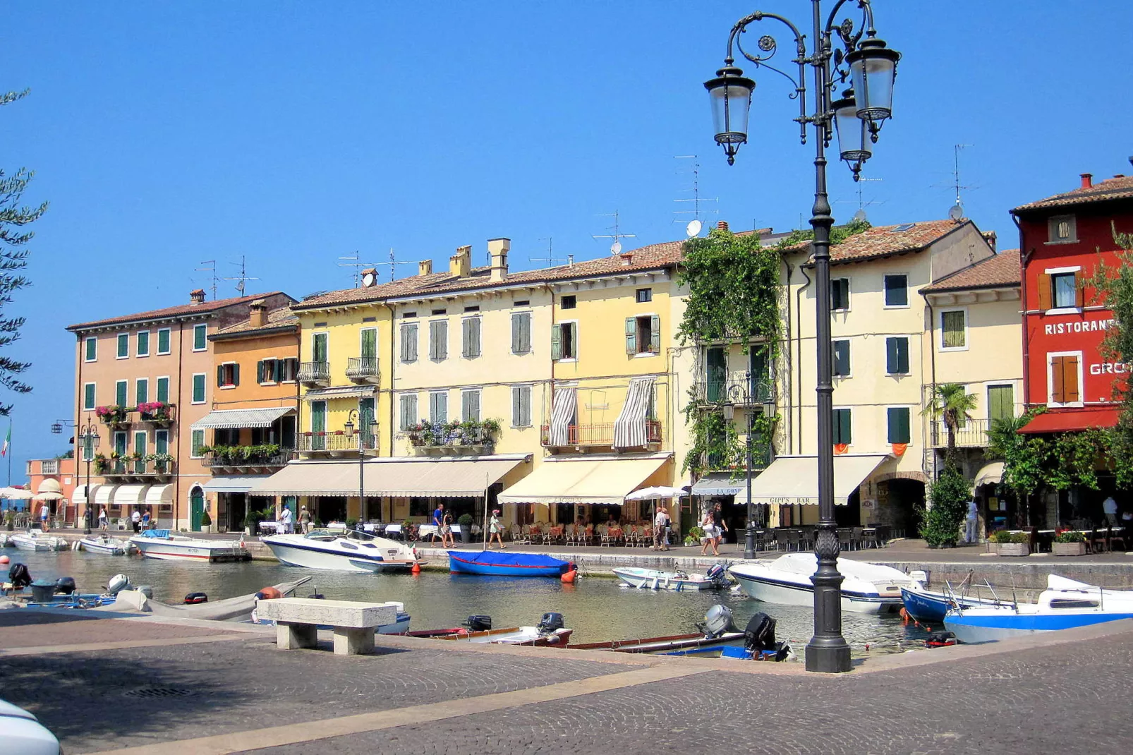 In Lazise, moderne woningen, leuk en kleurig ingericht.-Gebieden zomer 1km