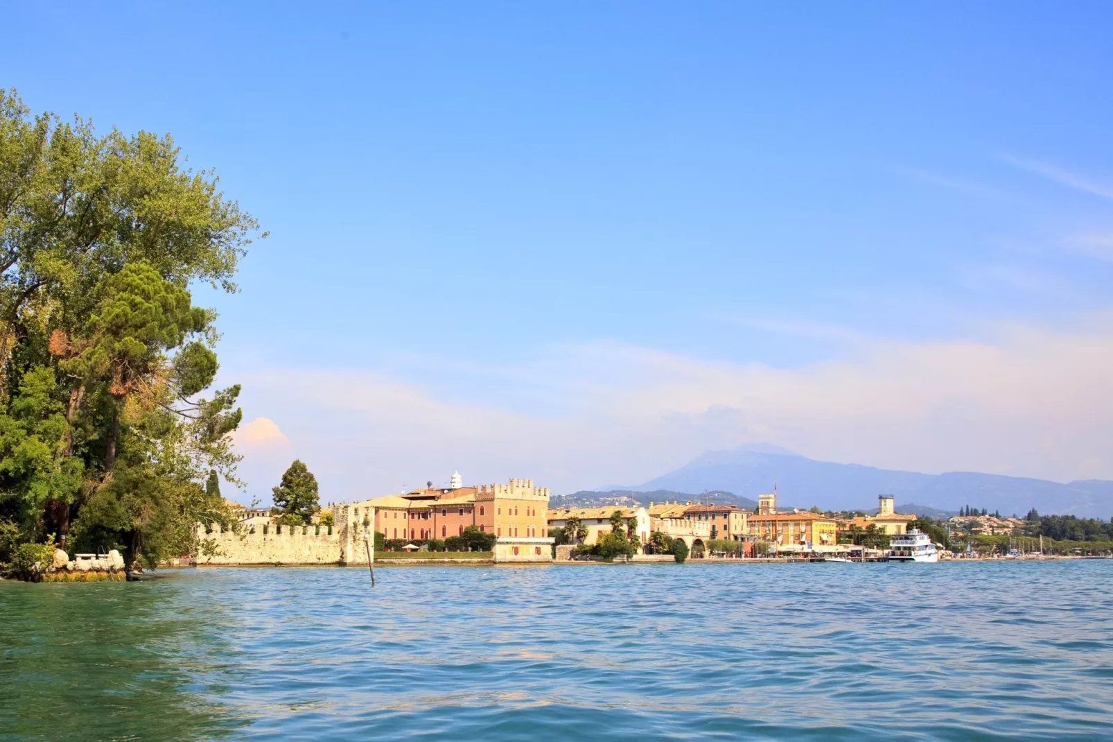 In Lazise, moderne woningen, leuk en kleurig ingericht.-Gebieden zomer 1km