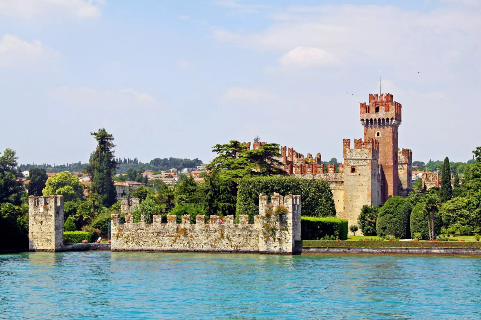 In Lazise, moderne woningen, leuk en kleurig ingericht.-Gebieden zomer 1km