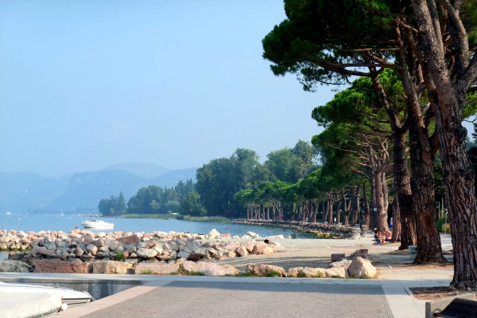 In Lazise, moderne woningen, leuk en kleurig ingericht.-Gebieden zomer 20km