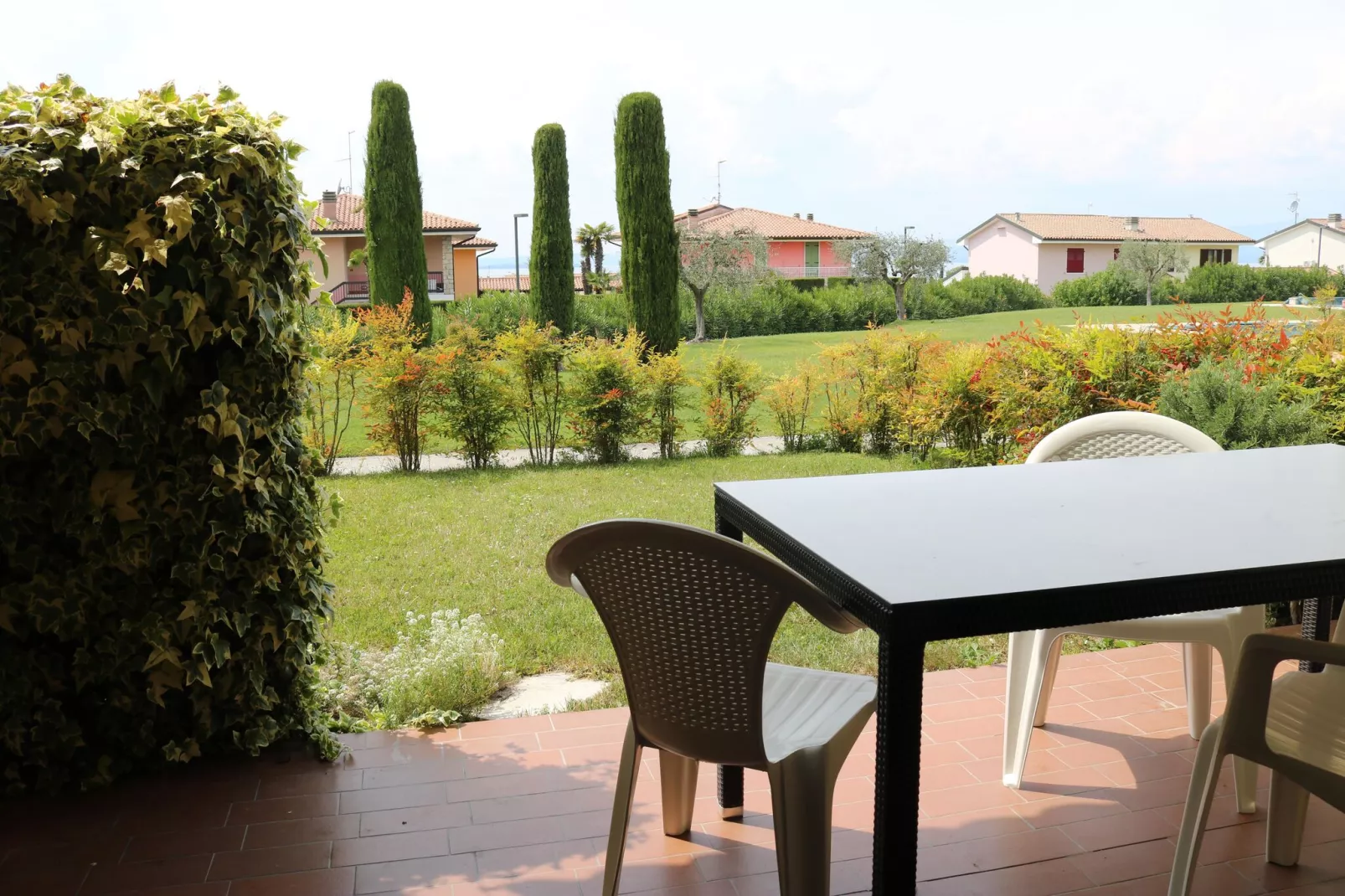 Vakantieappartement in Lazise, op de begane grond, met terras en zwembad.-Terrasbalkon