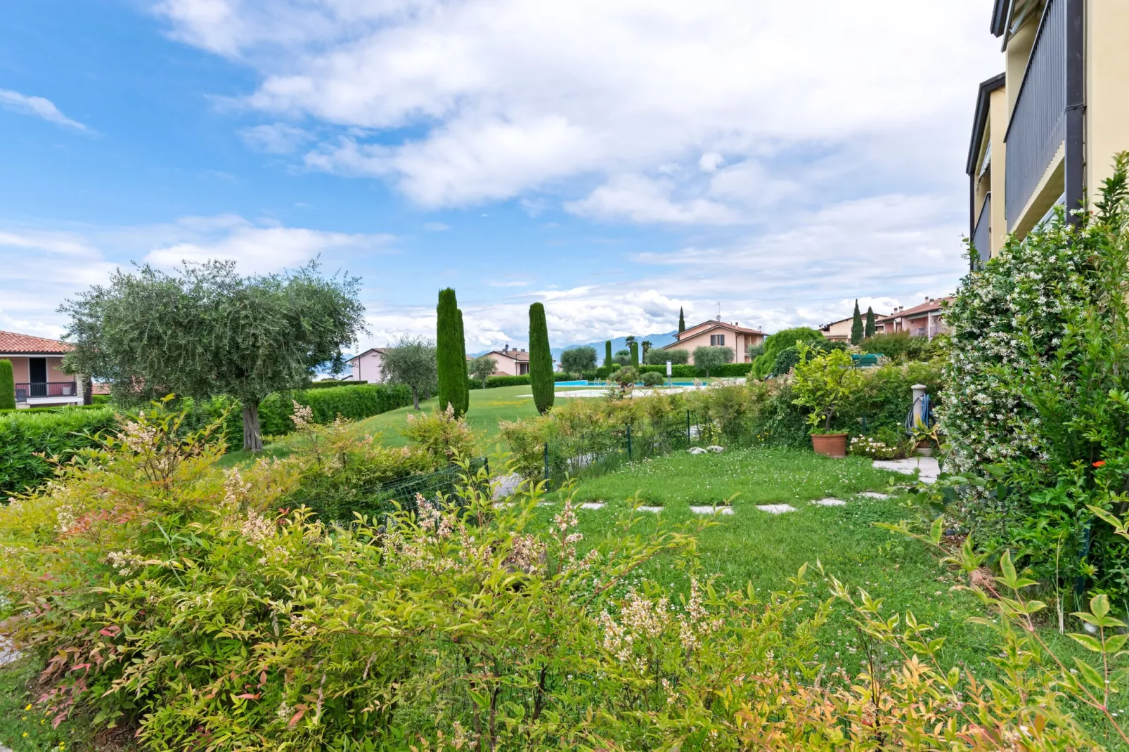 Vakantieappartement in Lazise, op de begane grond, met terras en zwembad.-Tuinen zomer