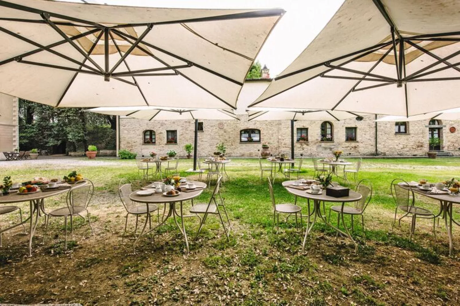 Agri-tourism Tenuta Quarrata, Santo Pietro Belvedere-bilo-Tuinen zomer