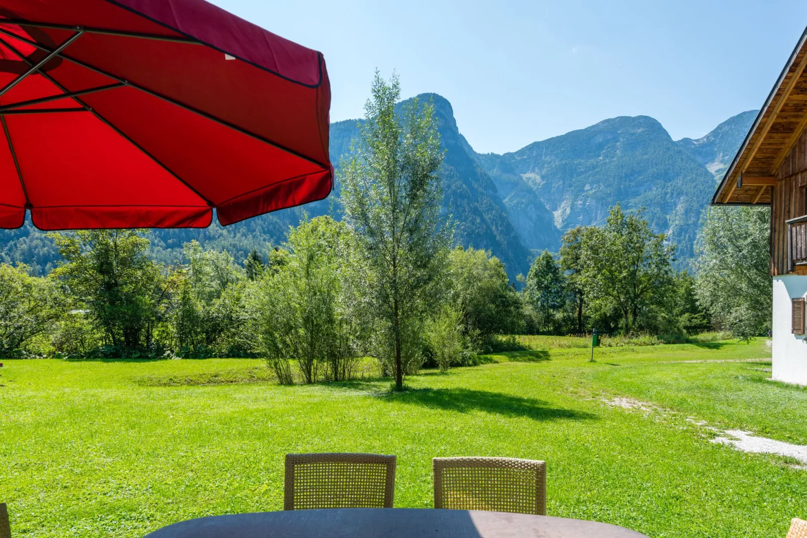 Luxery Salzkammergut Chalet B-Tuinen zomer