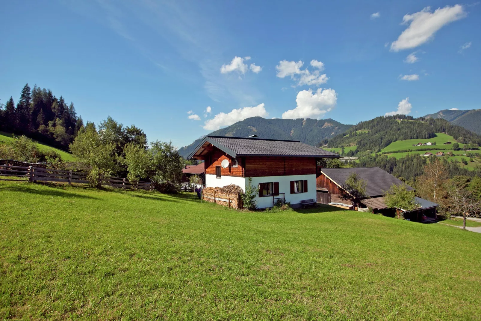 Haus Pehambauer-Buitenkant zomer