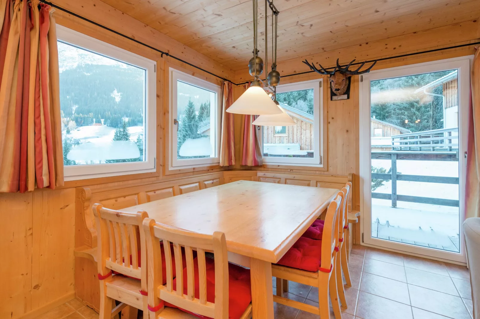 Vrijstaande vakantiewoning in Salzburgerland met gedeelde sauna-Eetkamer