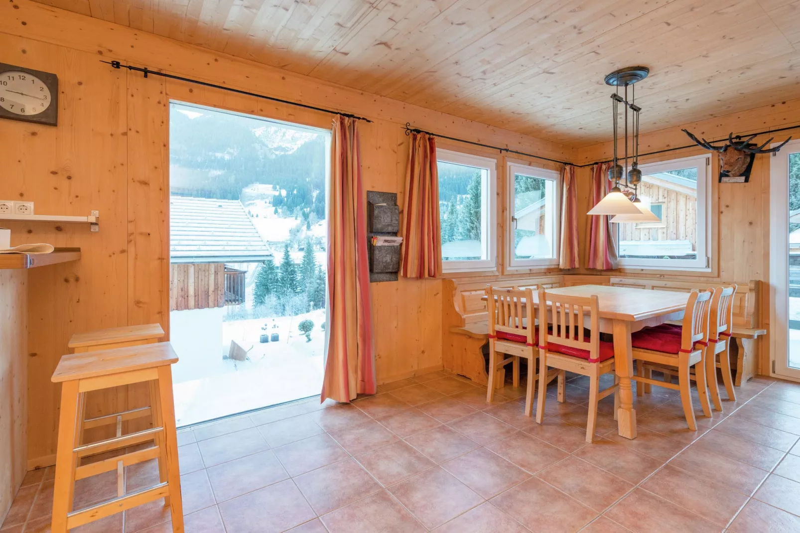 Vrijstaande vakantiewoning in Salzburgerland met gedeelde sauna-Eetkamer
