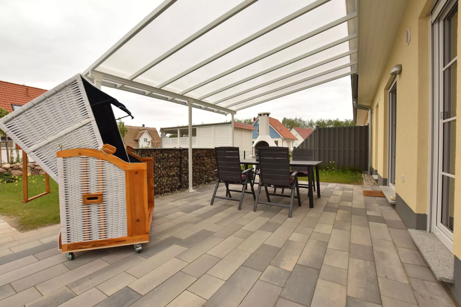 Ferienhaus mit Terrasse und kleinem Spielplatz in Rerik-Terrasbalkon