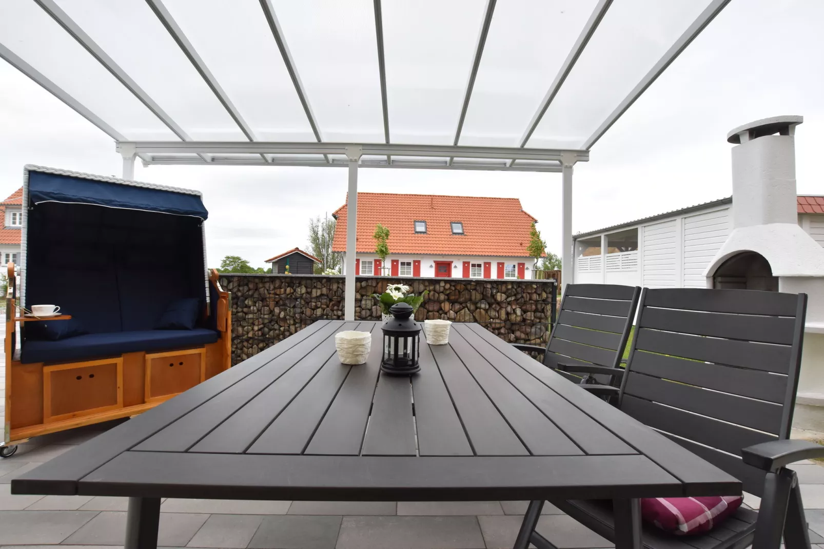 Ferienhaus mit Terrasse und kleinem Spielplatz in Rerik-Terrasbalkon