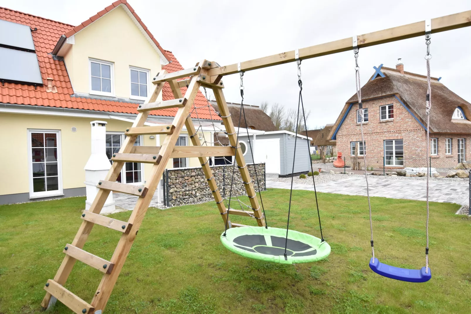 Ferienhaus mit Terrasse und kleinem Spielplatz in Rerik-Tuinen zomer