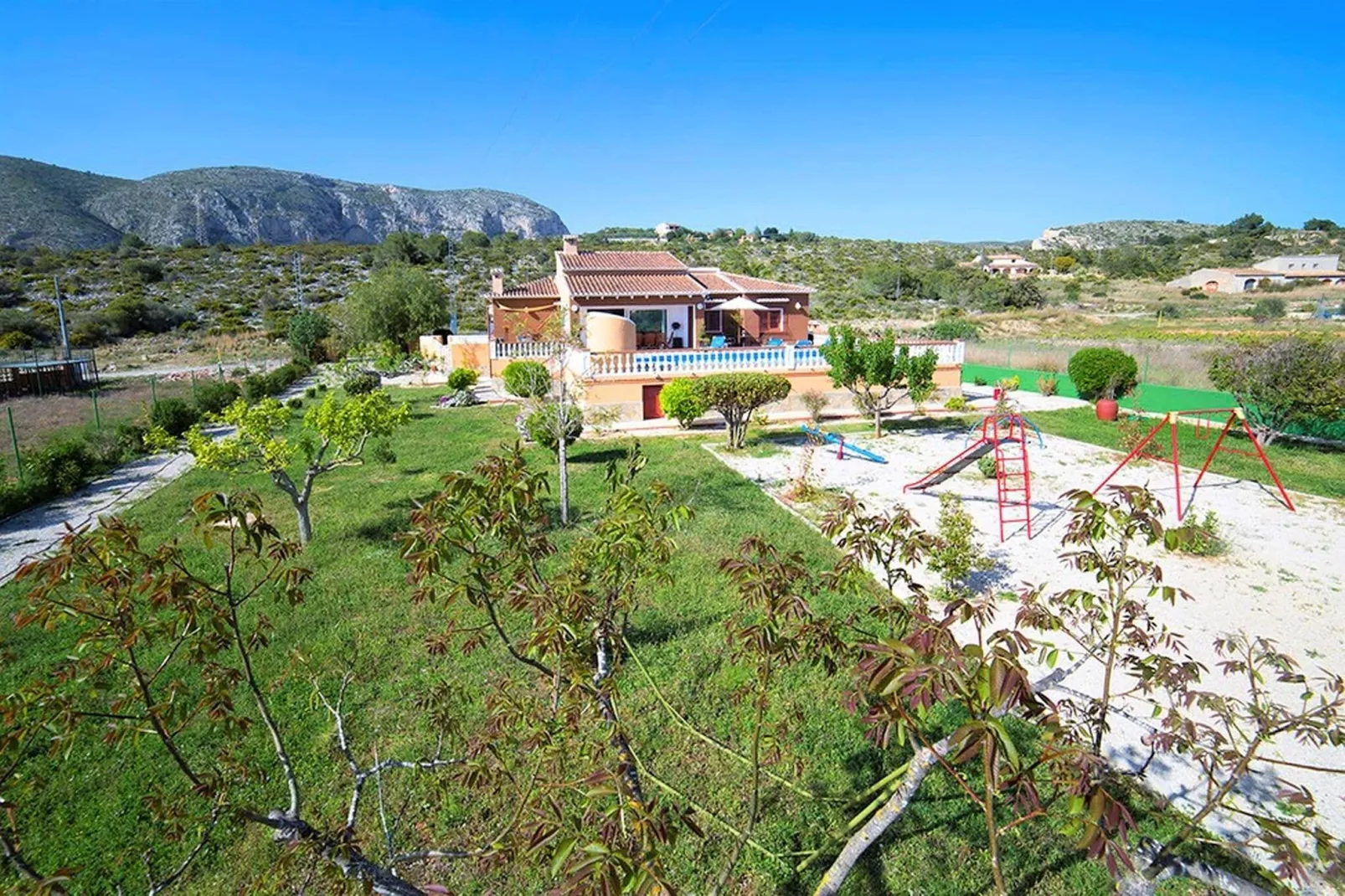 El Chalet de Lucía-Tuinen zomer