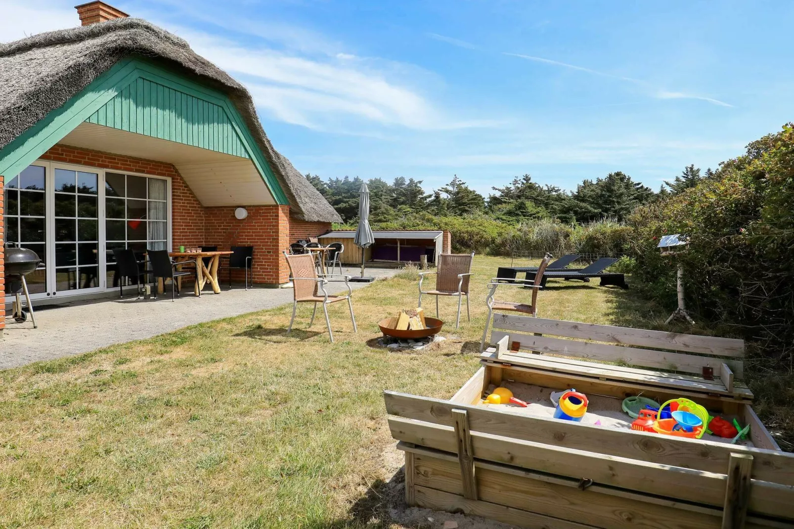 Ruime vakantieboerderij in Jutland met zwembad-Buitenlucht