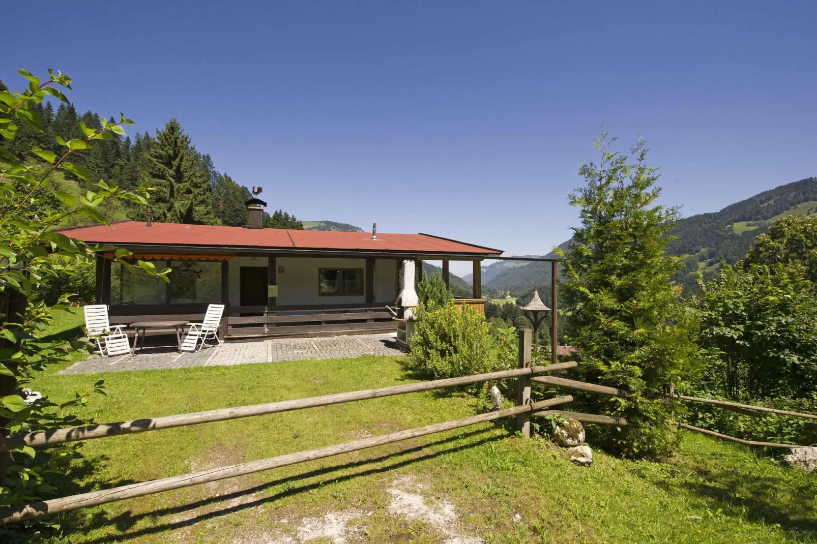 Chalet Niederndorferberg-Buitenkant zomer