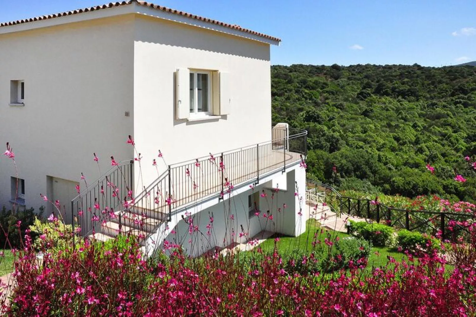 Holiday residence Ea Bianca, Baja Sardinia-Trilo 6-Buitenkant zomer