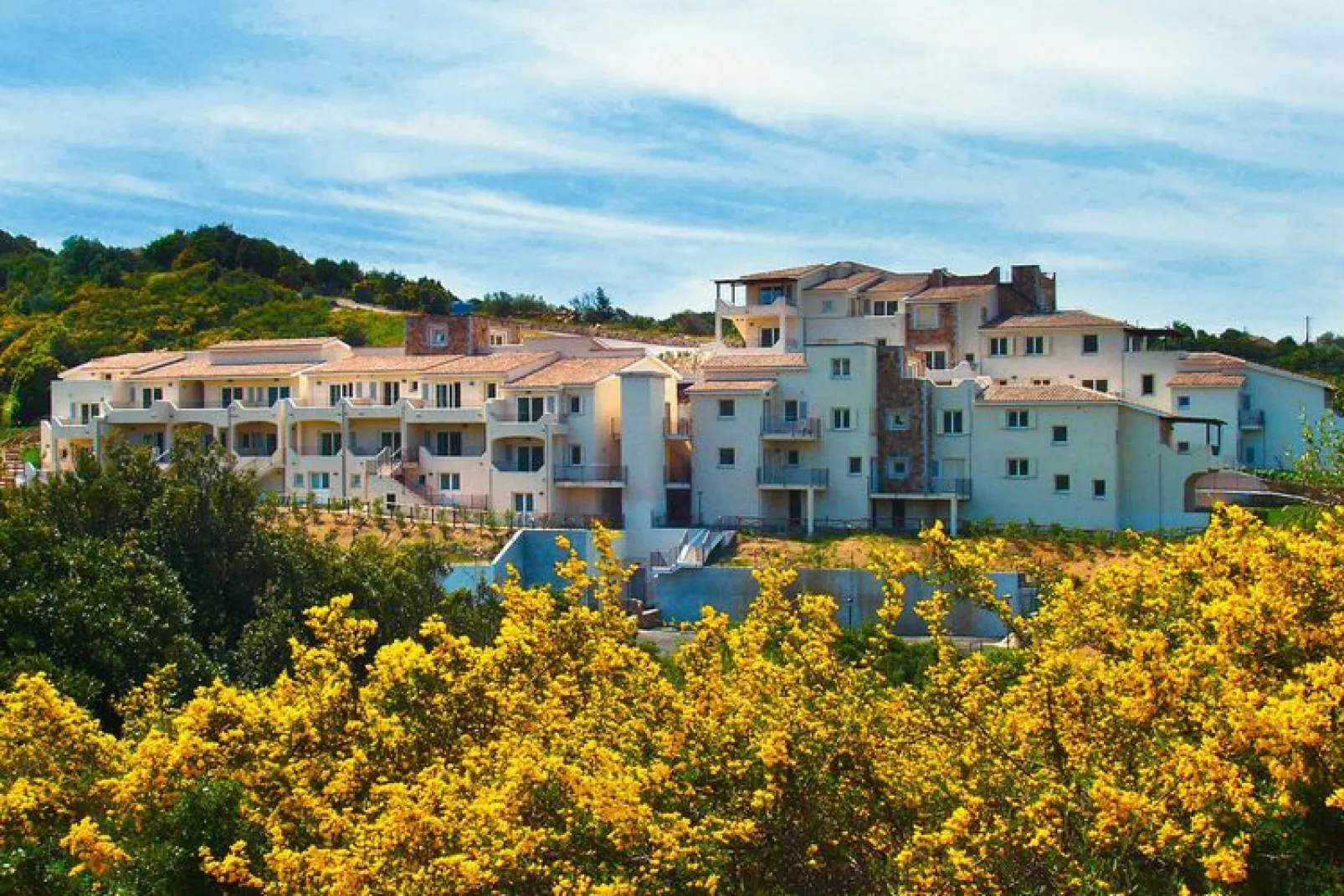 Holiday residence Ea Bianca, Baja Sardinia-Trilo 6 mit Meerblick frontal/seitlich-Buitenkant zomer