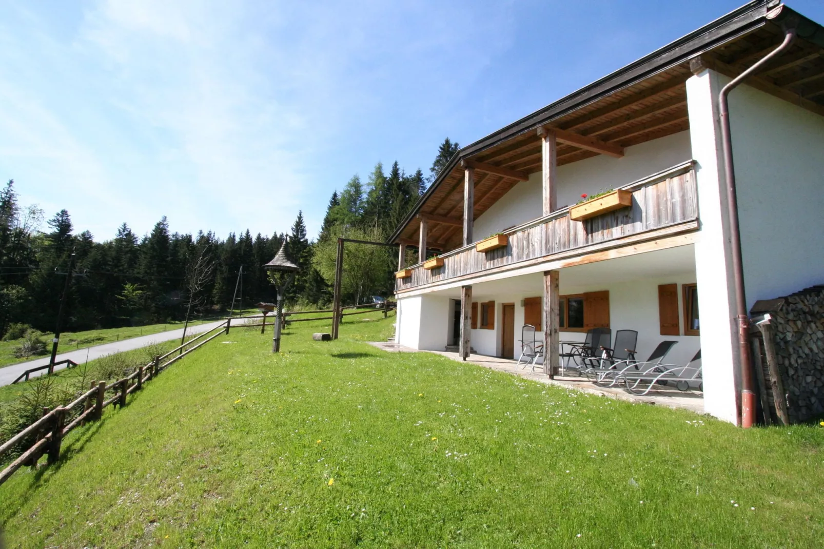 Chalet Niederndorferberg 1-Buitenkant zomer