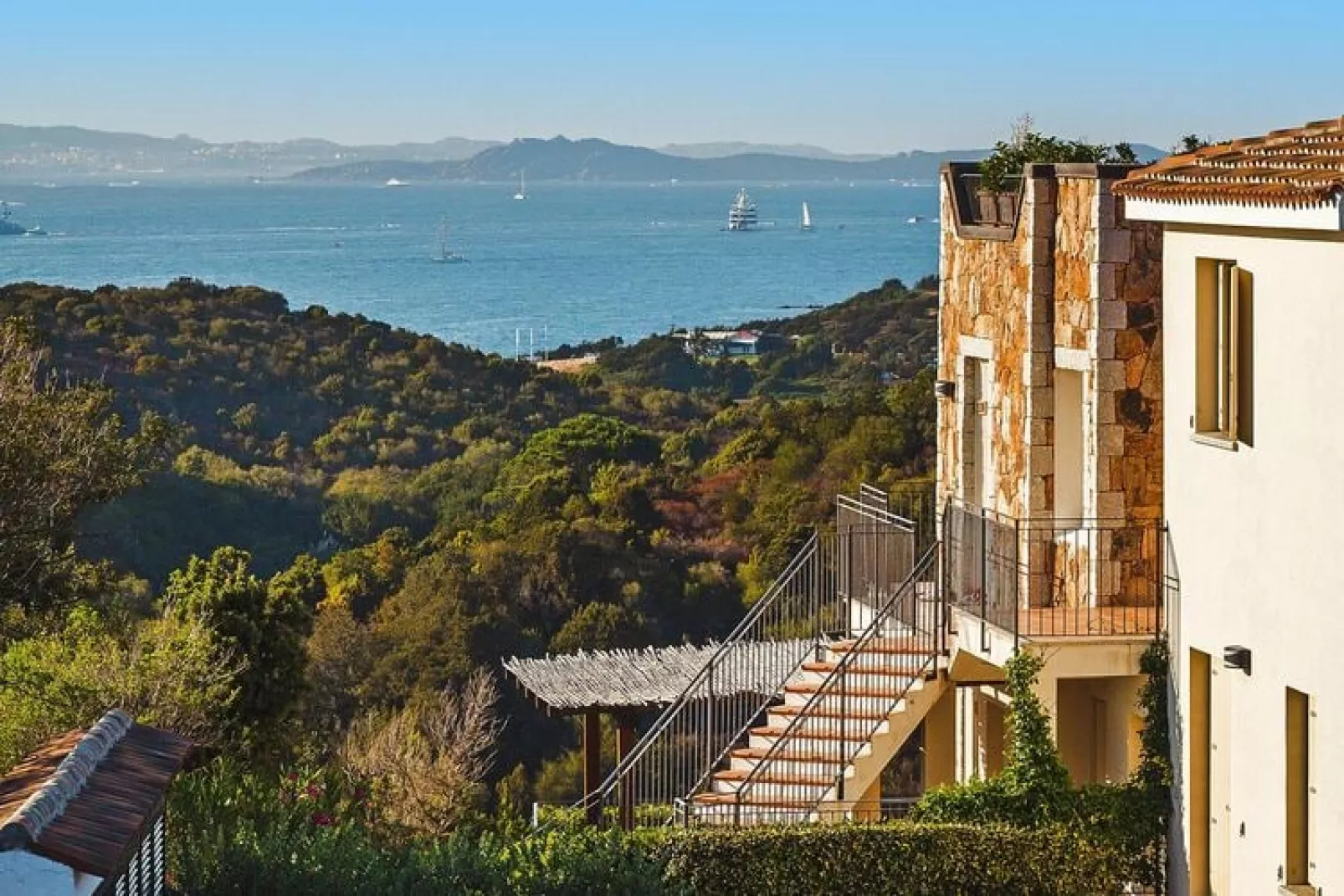 Holiday residence Ea Bianca, Baja Sardinia-Trilo 6 mit Meerblick frontal/seitlich-Buitenkant zomer