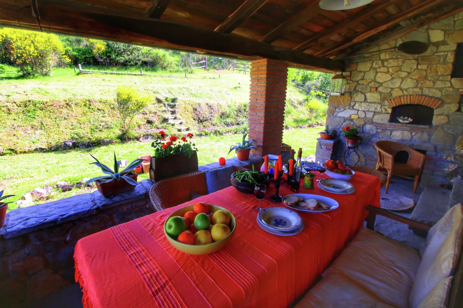 Gezellig vakantiehuis in Ortignano, Italië met zwembad-Terrasbalkon