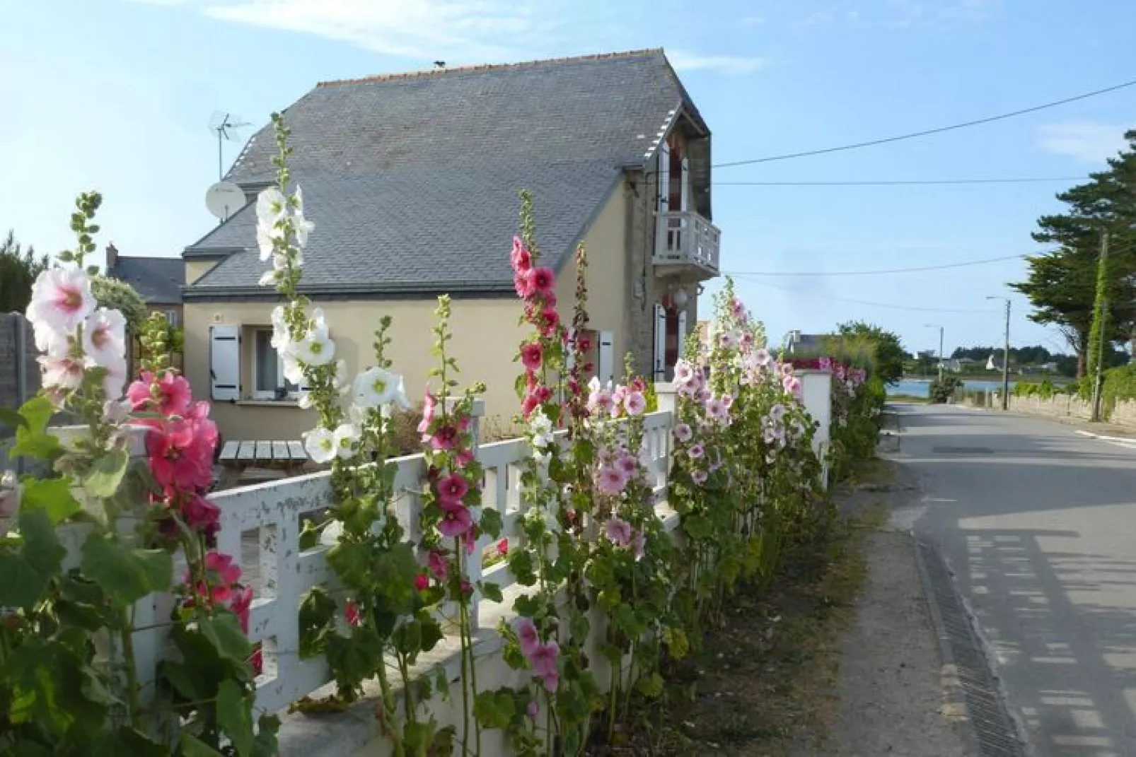 Cottage, Guisseny-Buitenkant zomer