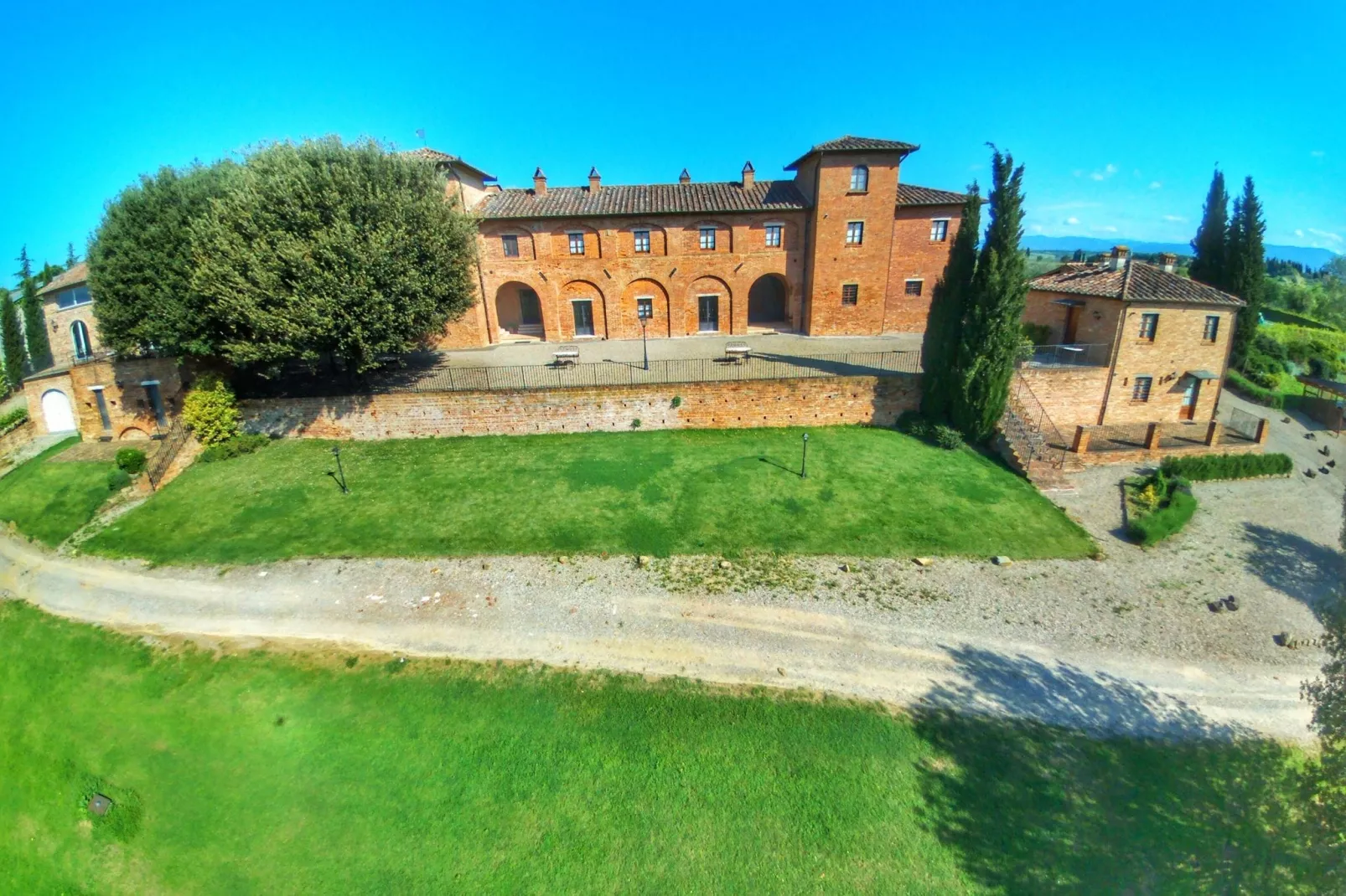 Landelijk appartement in Montepulciano met een zwembad-Buitenkant zomer