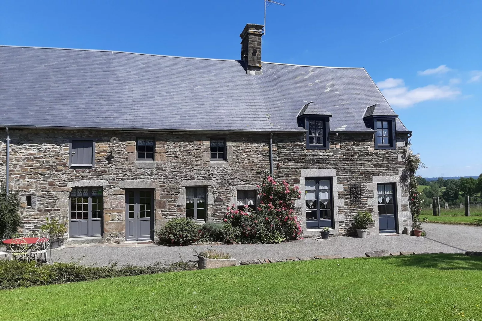 Maison de vacances Montaigu les Bois-Buitenkant zomer