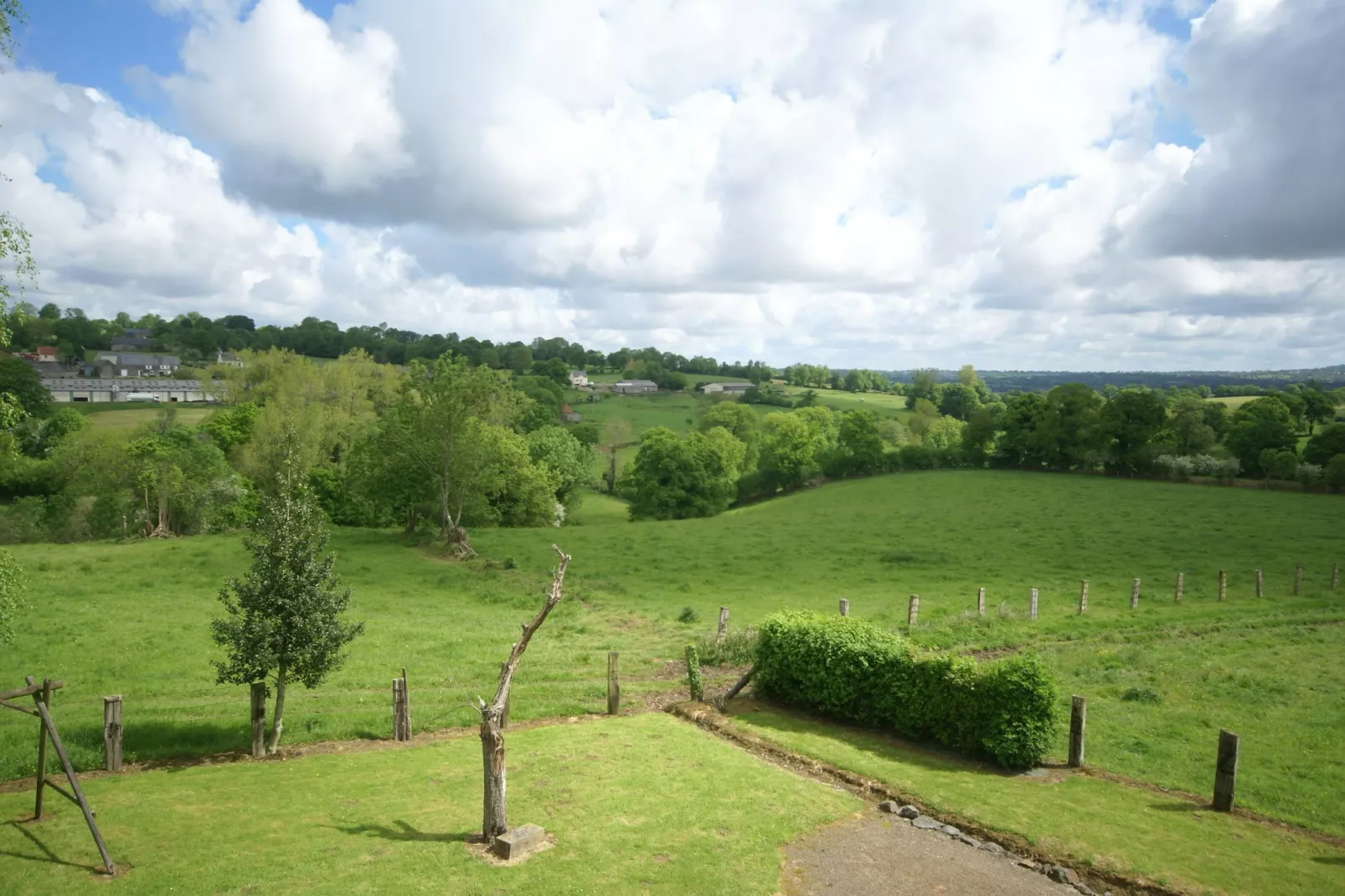 Maison de vacances Montaigu les Bois-Uitzicht zomer