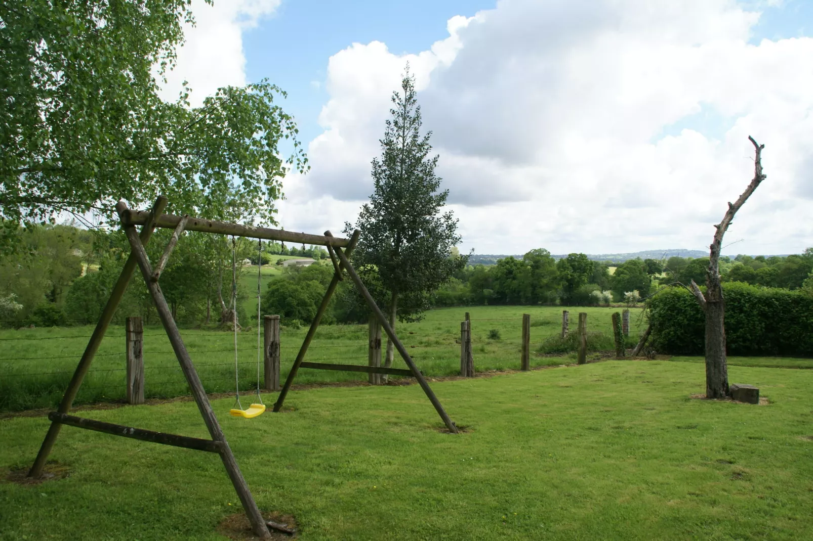 Maison de vacances Montaigu les Bois-Tuinen zomer