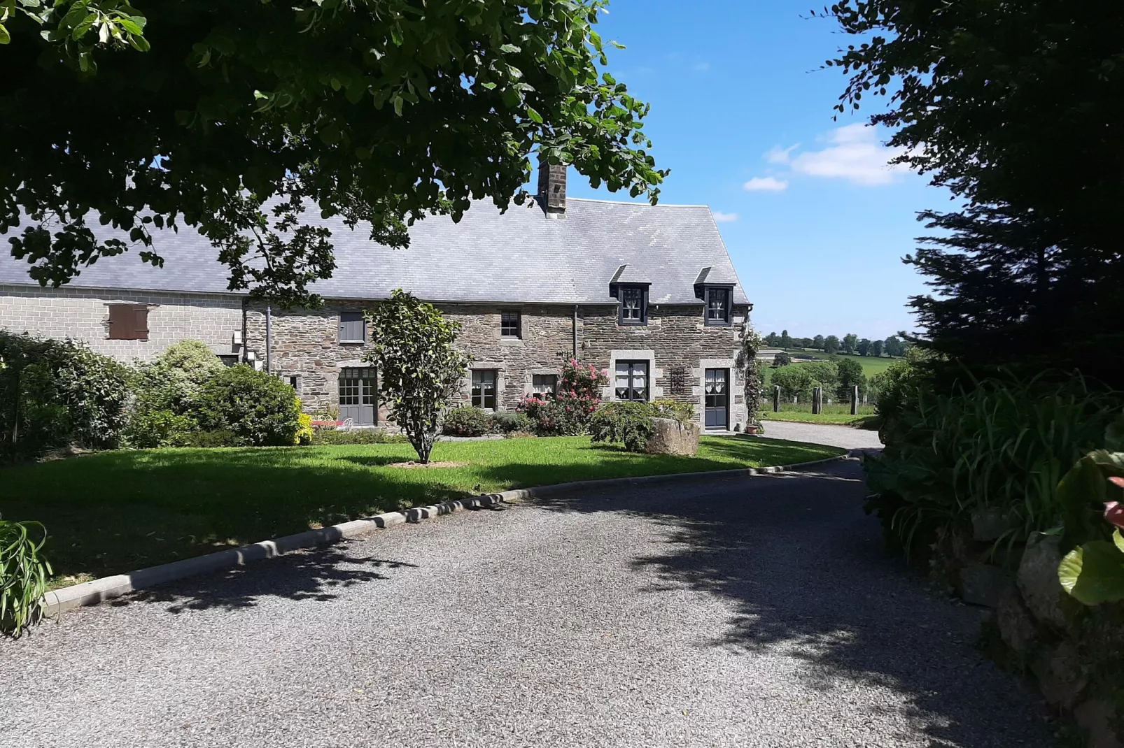 Maison de vacances Montaigu les Bois-Buitenkant zomer