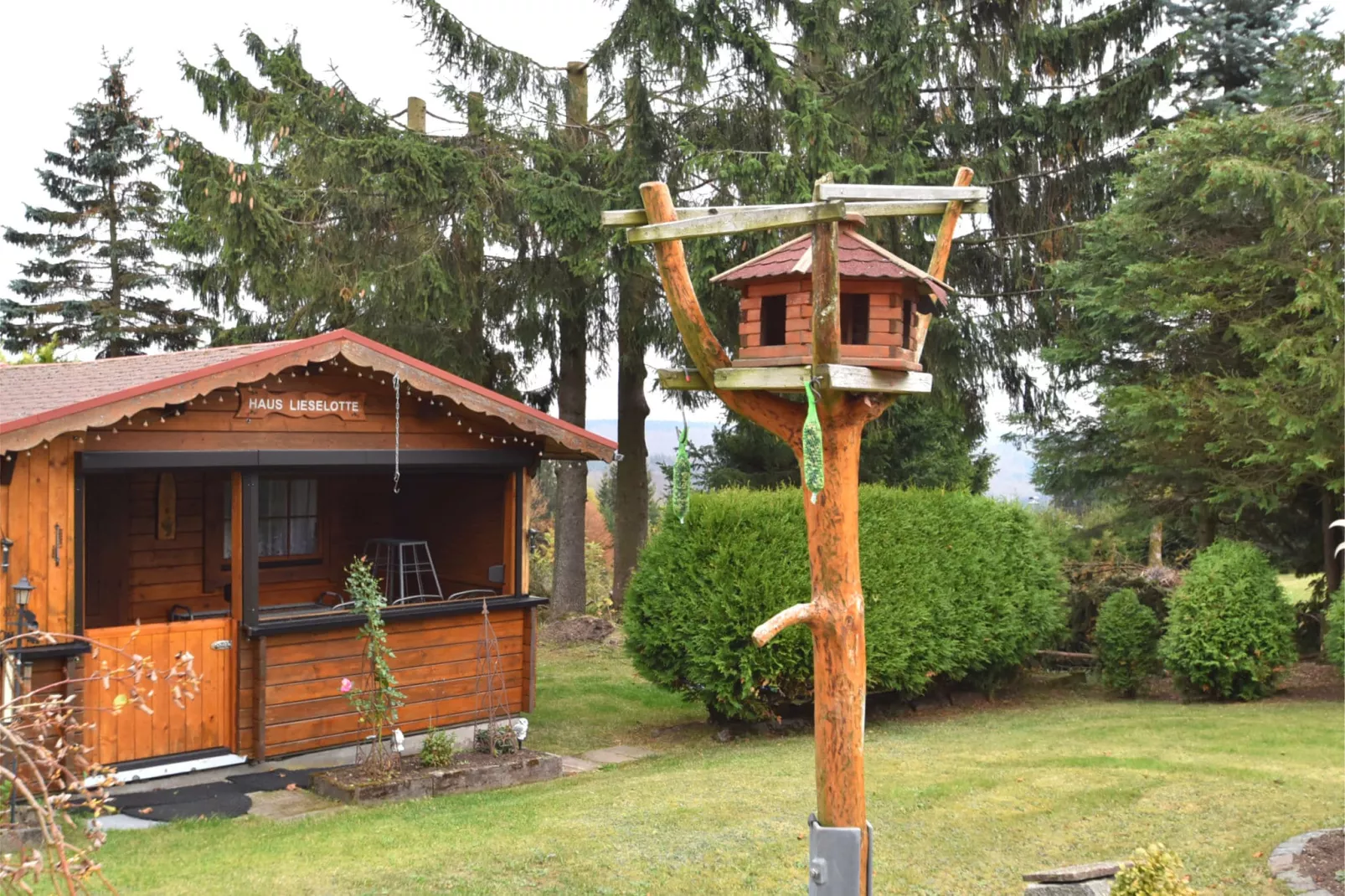 Appartement bij het bos in Frauenwald Thüringen-Tuinen zomer