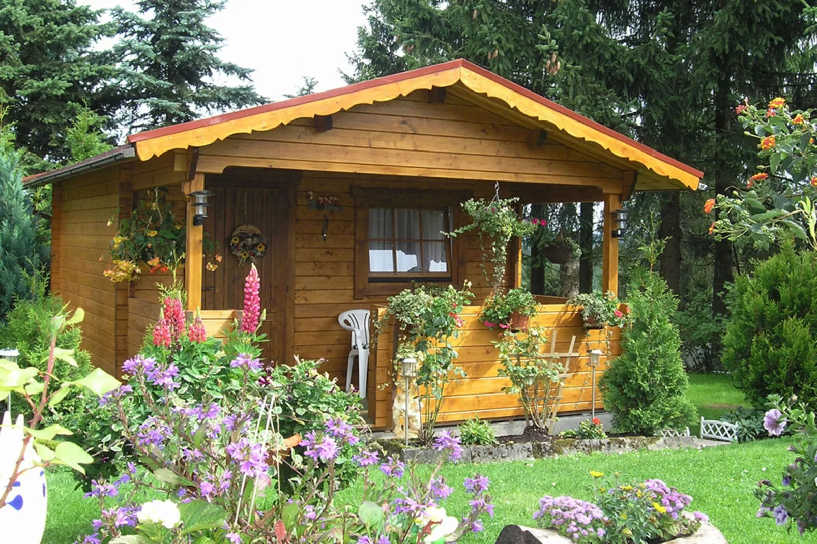 Appartement bij het bos in Frauenwald Thüringen-Tuinen zomer