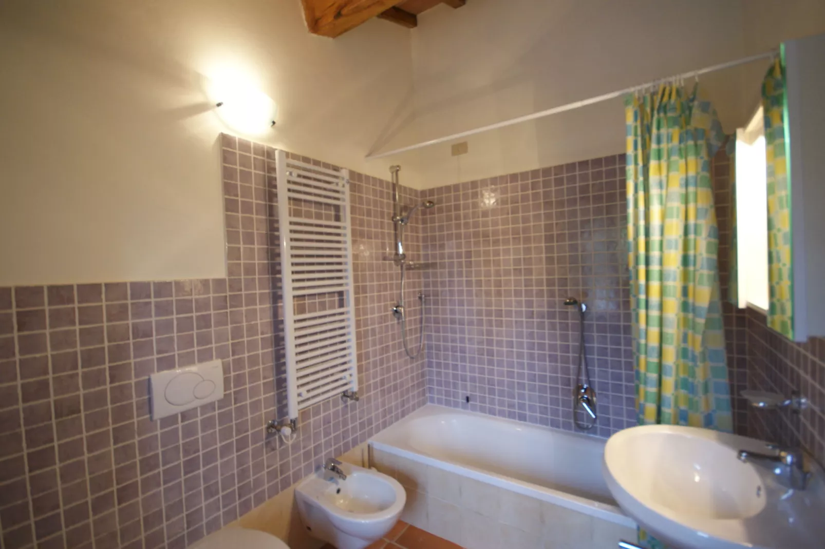 Fraai gerestaureerd appartement met airconditioning en verwarmbaar zwembad-Badkamer
