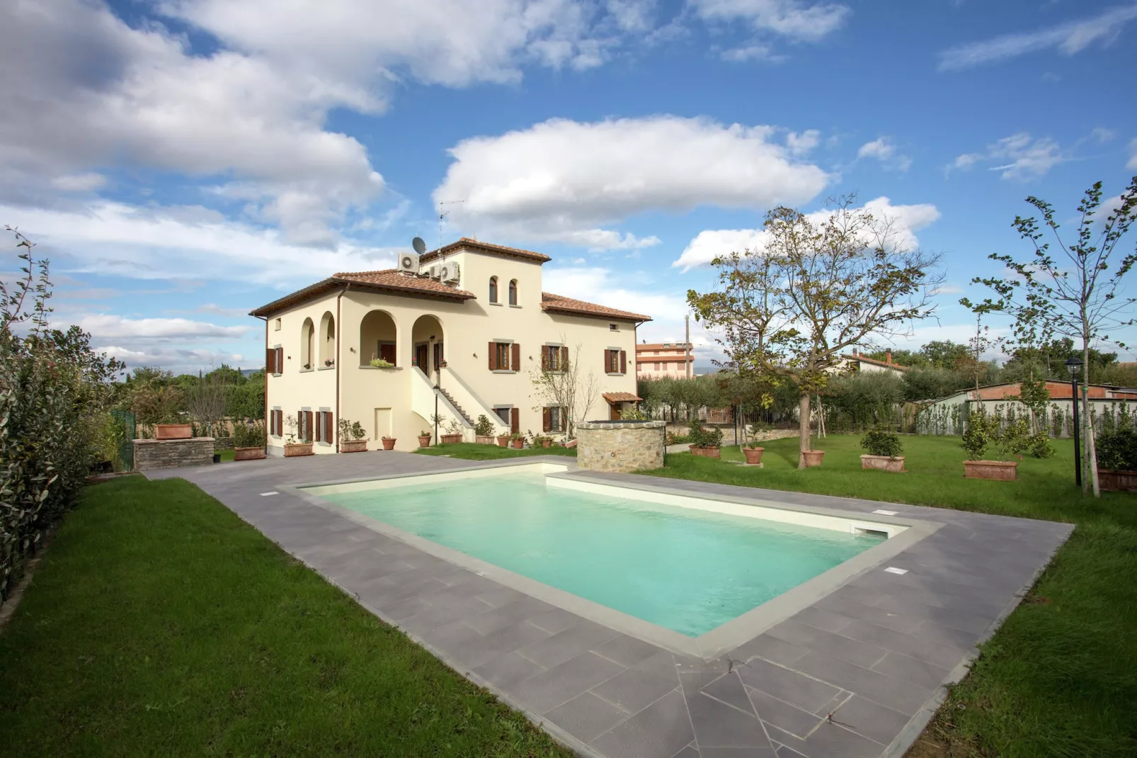 Villa Imola-Buitenkant zomer